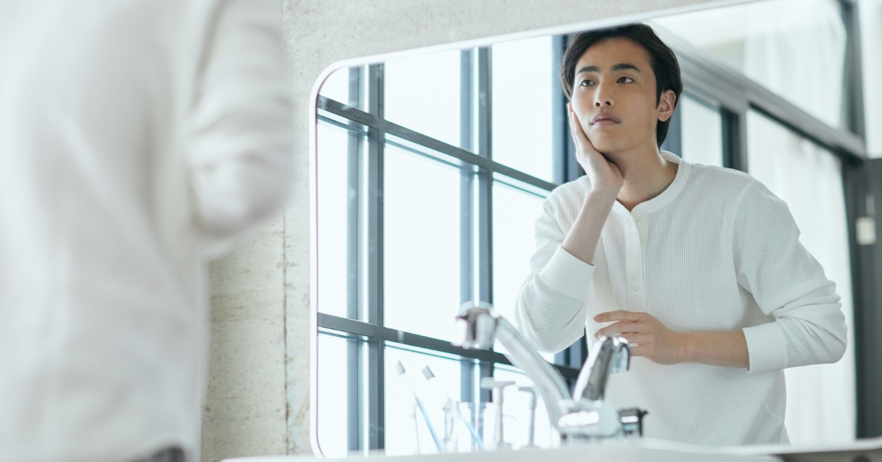 スキンケアする人