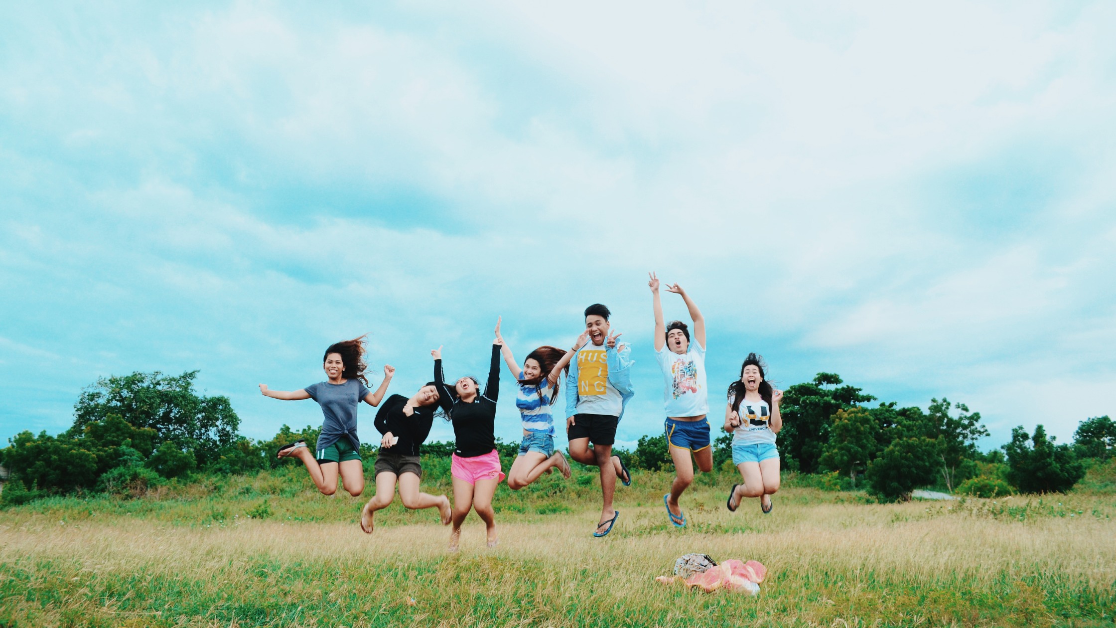 ジャンプする人たち