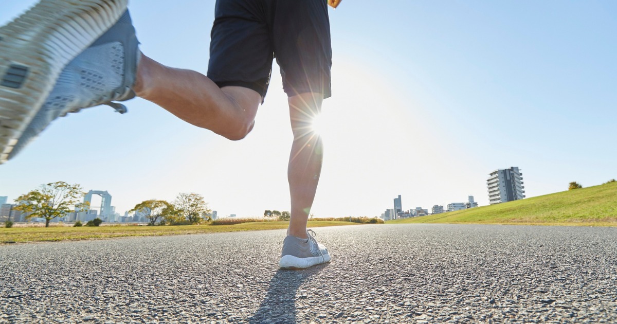 ランニングする男性