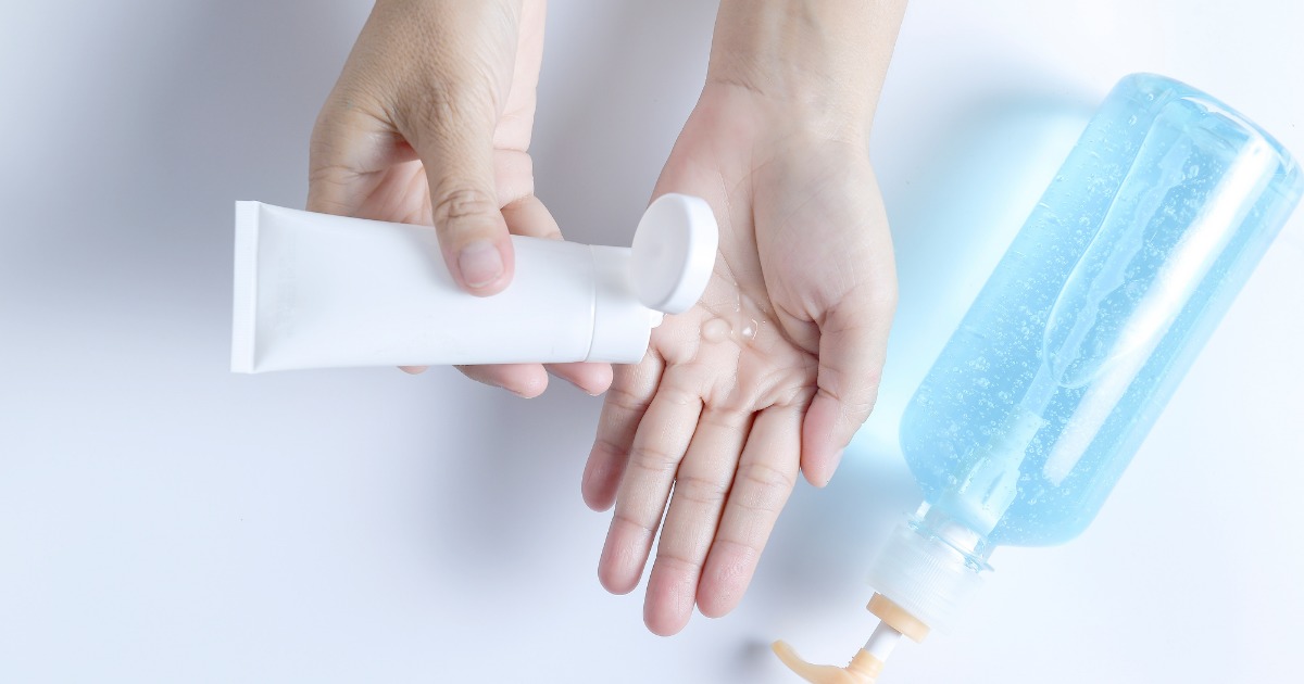 ジェルを塗る人