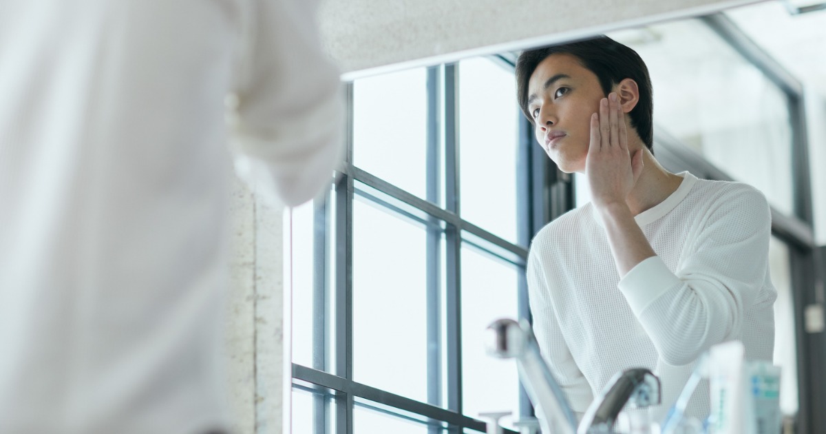 スキンケアしてる男性