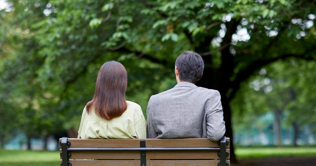 ベンチに座る2人