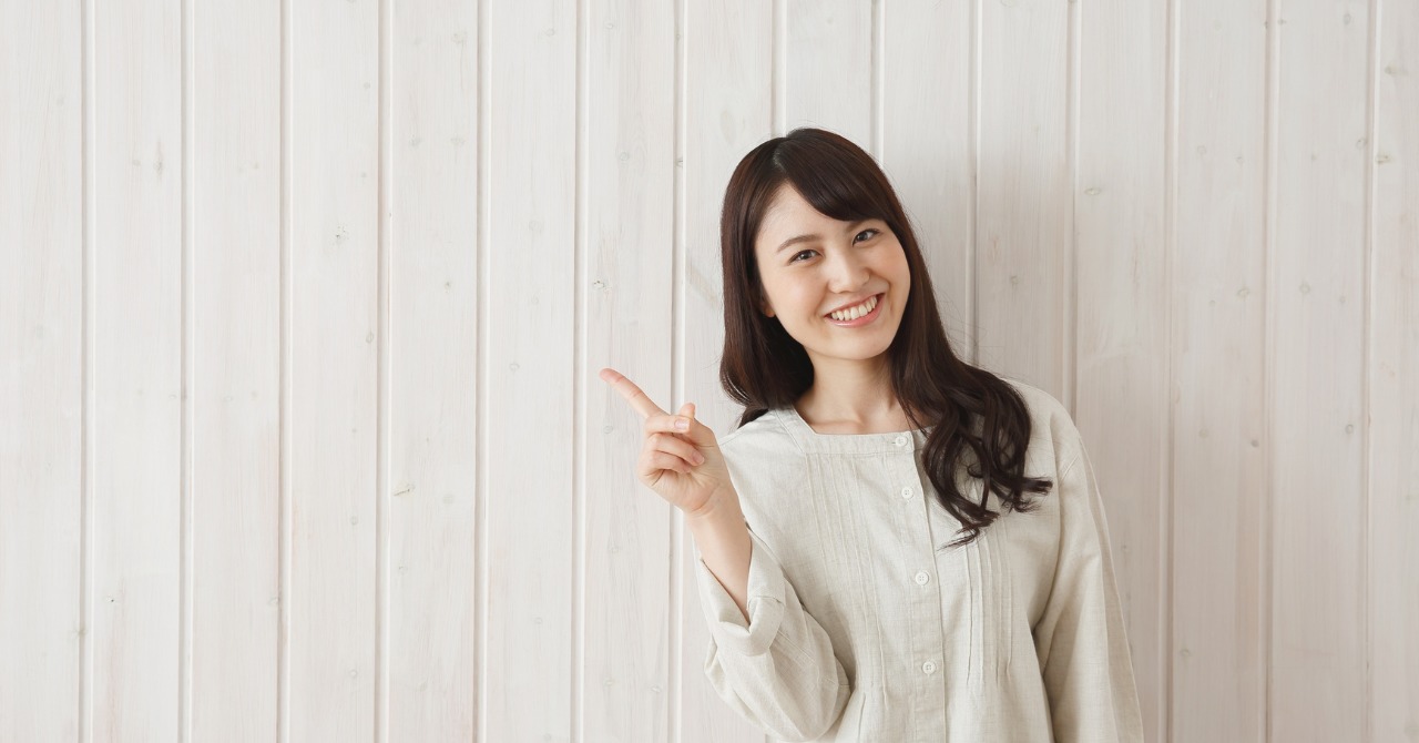 女性がポイントしてる
