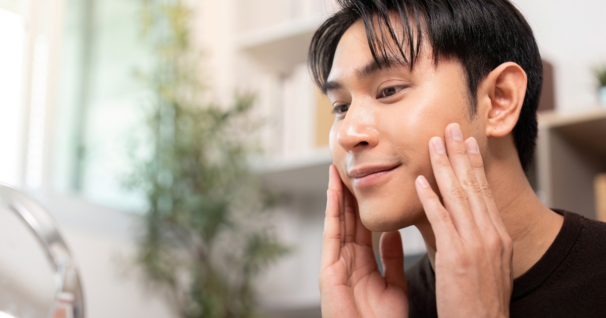 スキンケアする男性