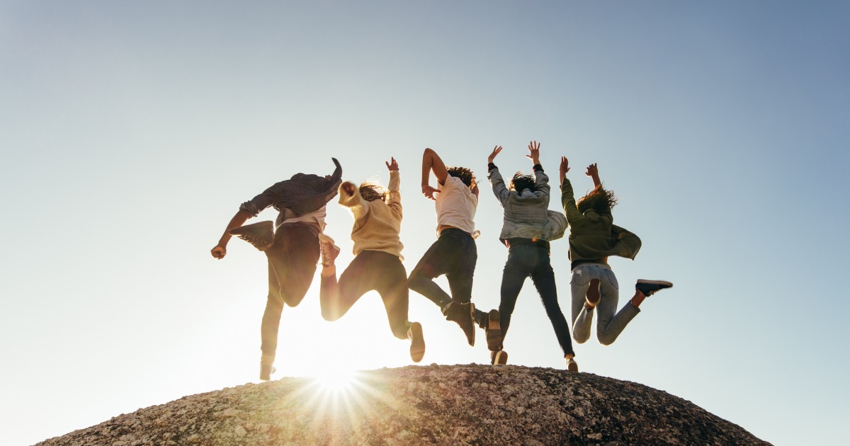 ジャンプする人達