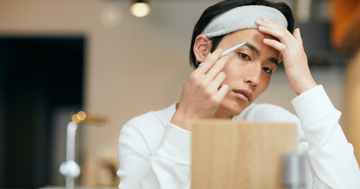 メイクする男性