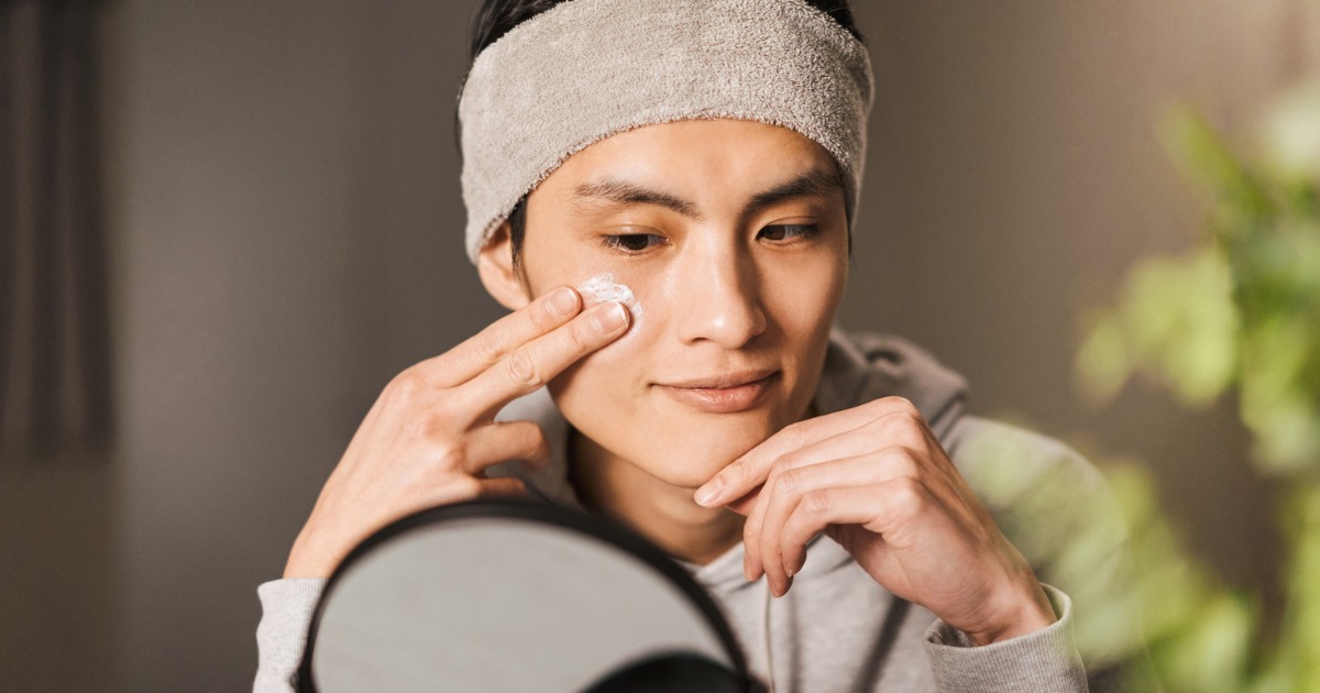 スキンケアする男性