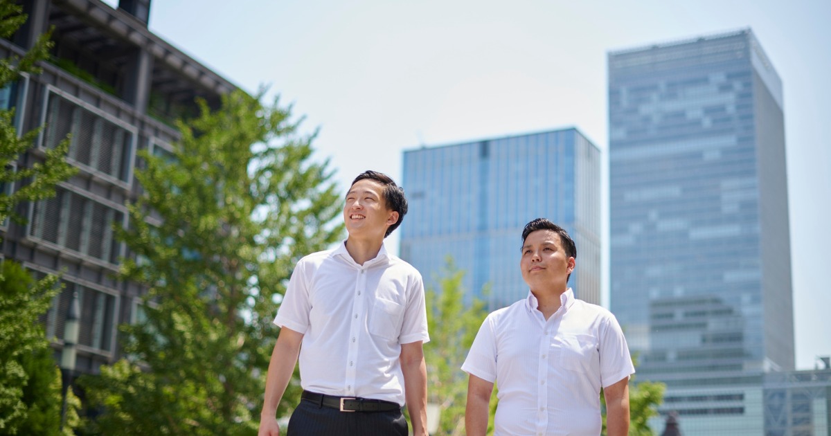 スーツの男性2人