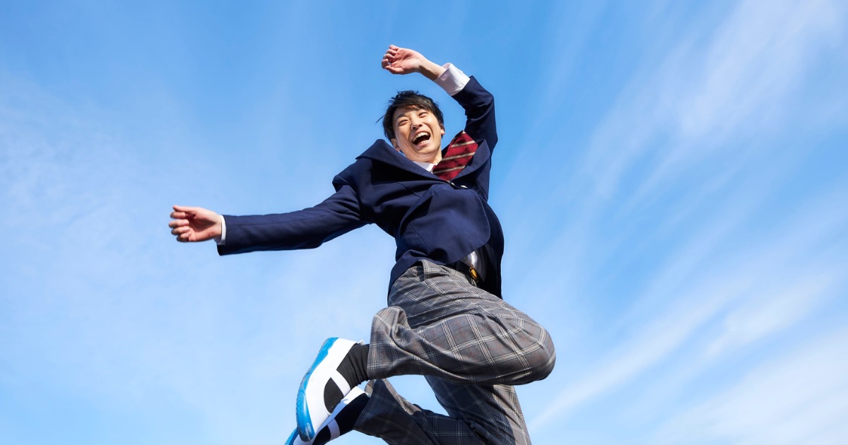 ジャンプする男性