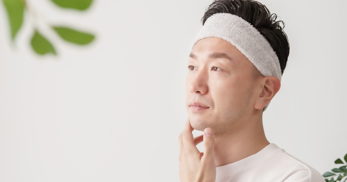 スキンケアする男性