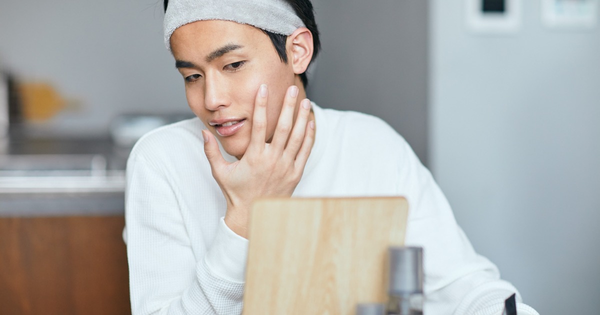 スキンケアをする男性